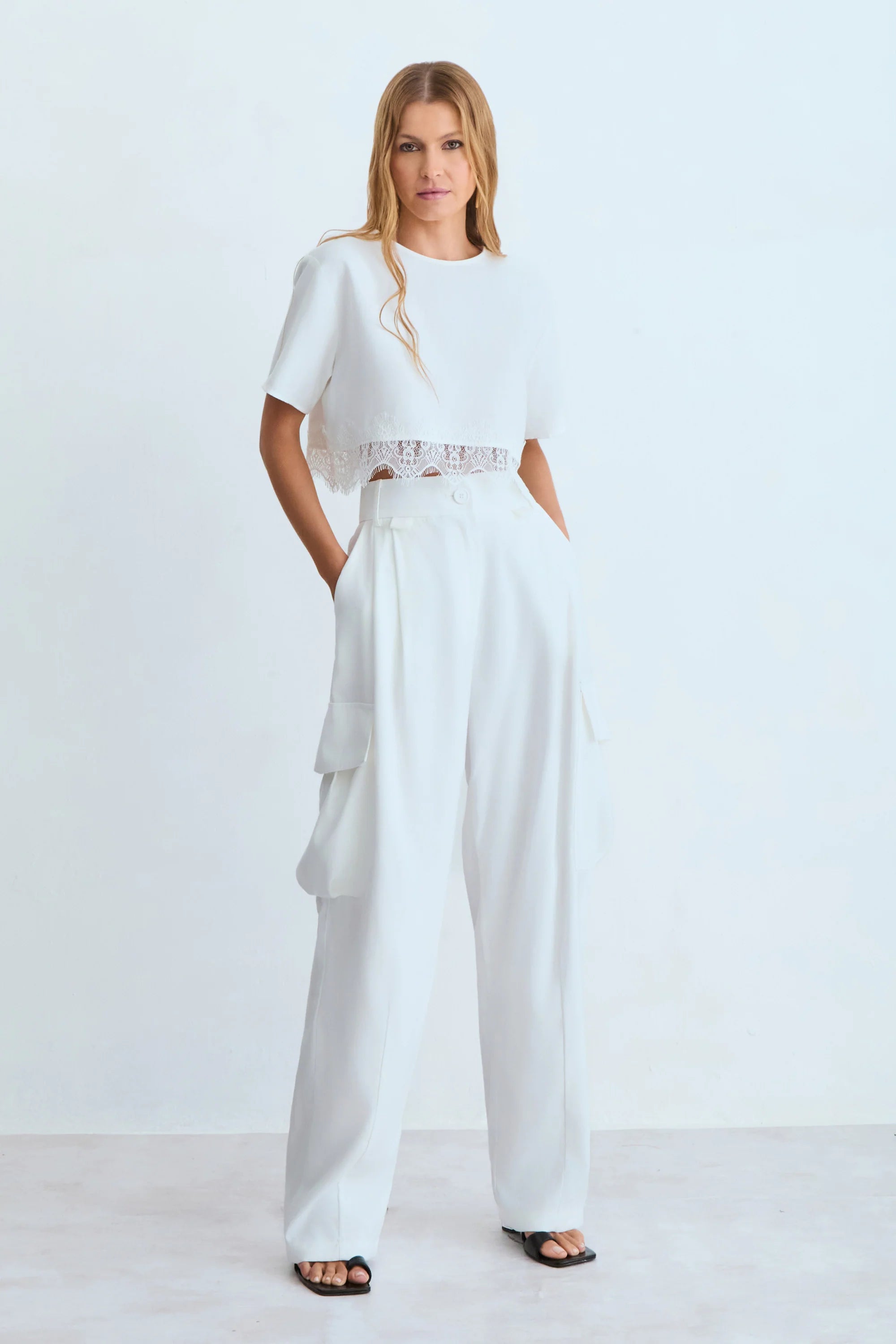 Off-white Sraight-leg Trousers with side Pockets and a Front Pleat.