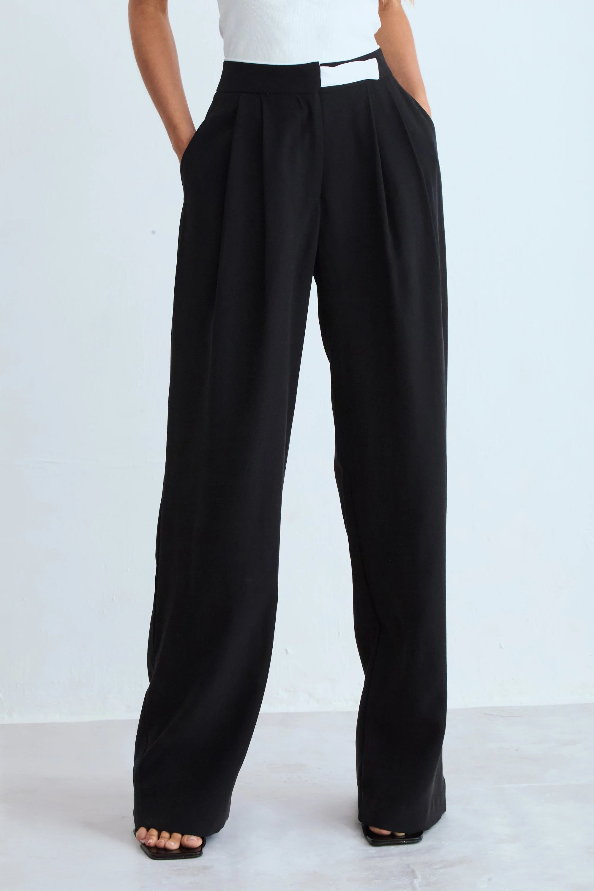 Black Straight leg Trousers with side Pockets and a Front Pleat