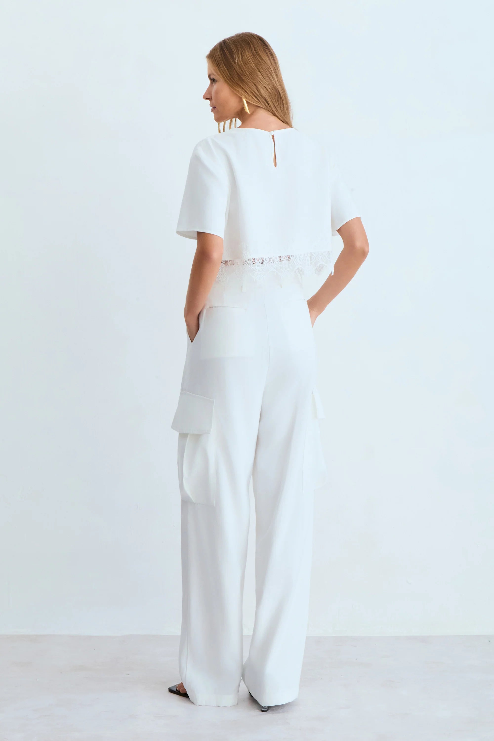 Off-white Sraight-leg Trousers with side Pockets and a Front Pleat.